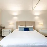 Charming Home In St Katharine Docks