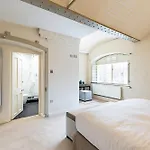 Charming Home In St Katharine Docks