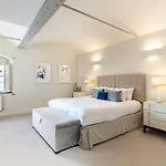 Charming Home In St Katharine Docks