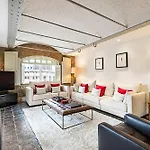 Charming Home In St Katharine Docks