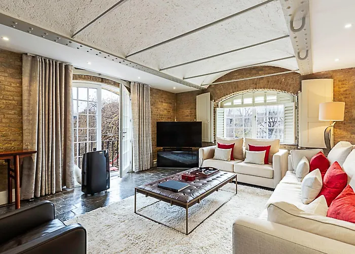 Charming Home In St Katharine Docks