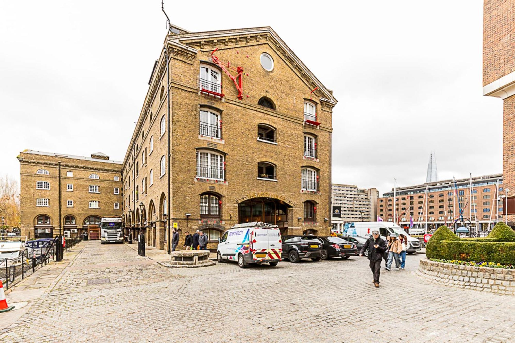 Charming In St Katharine Docks Londra